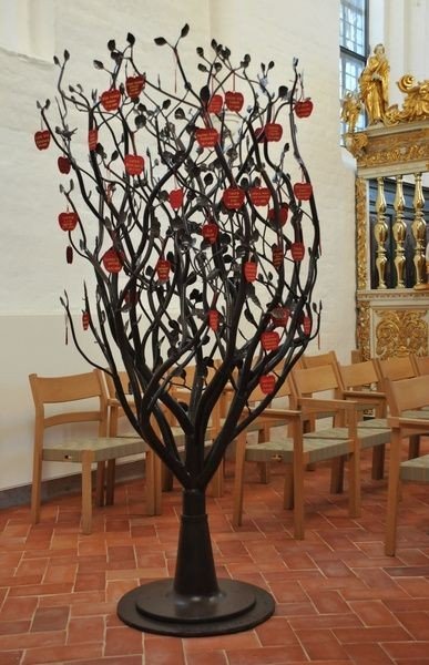 Æbletræ i kirken